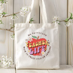 Bolso De Tela Nombre personalizado de la escuela de aprendizaje<br><div class="desc">El profesor Life Wake Up Teach School Personalized Name Tote Bags (Bolsas de Tote) presenta una manzana roja decorada con flores de groovy con el texto retro "Vida del profesor" con el texto "Despierta, enseña a los niños, sé impresionante" debajo en una tipografía de escritura moderna y personalizado con tu...</div>