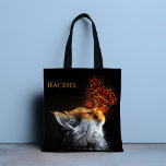 Bolso De Tela Nombre personalizado de la mariposa del gato besa<br><div class="desc">Este diseño elegante presenta un gato con una mariposa en la nariz sobre un fondo negro. Personalice su nombre editando el texto en el cuadro de texto proporcionado. #cat #mariposa #lindo #kitten #animal #naturaleza personalizada #nombre #tote #bolsos #totebags #accesorios #regalos #bolsos de mano #addyourown #shopping #giftsforher #feminine #girly #moda #elegante...</div>