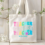 Bolso De Tela Nombre personalizado del profesor de colores del a<br><div class="desc">Maestros Colores de arcoiris modernos Nombre personalizado Tote Bag incluye el texto "Profesor" en la tipografía moderna de escritura de escritura de repetición de color arcoiris con su nombre personalizado personalizado a continuación. Perfecto para tu profesor favorito para apreciar al profesor, cumpleaños, Navidades, vacaciones y más. Diseñado por Evco Studio...</div>