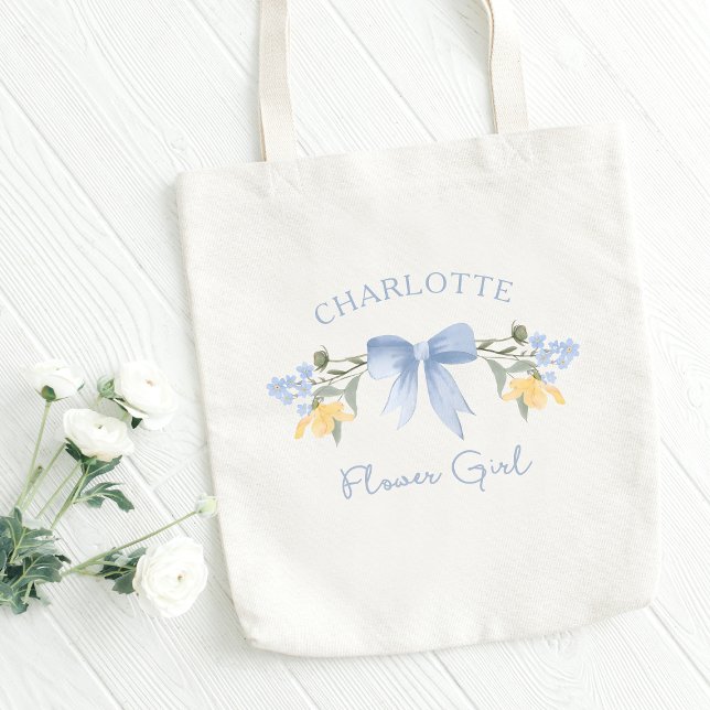 Bolso De Tela Nombre personalizado Dusty Blue Cute Bow Flower Gi (Cute flower girl tote with her personalized name and a cute dusty blue bow with wildflowers.)