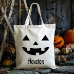 Bolso De Tela Nombre Personalizado Jack O Lantern Calabaza Trick<br><div class="desc">Haga especial el Halloween de su hijo con nuestro nombre personalizado Jack O Lantern Pumpkin Trick or Treat Tote Bag. Este tote festivo presenta un encantador diseño de farolillos, perfecto para capturar el espíritu espeluznante de Halloween. Personalizado con el nombre de su hijo, esta bolsa no sólo es práctica sino...</div>