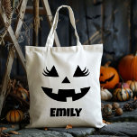 Bolso De Tela Nombre Personalizado Jack O Lantern Calabaza Trick<br><div class="desc">Eleva tu experiencia de Halloween con nuestro nombre personalizado Jack O’ Lantern Pumpkin Trick or Treat Tote Bag! Diseñada con una encantadora calabaza de linternas jack-o’ con una cara amigable, esta bolsa de té le da un toque de diversión festiva a las aventuras de su hijo que tratan con truco...</div>