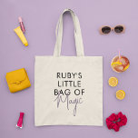 Bolso De Tela Nombre personalizado Magia Minimalista moderno<br><div class="desc">Este bolso de tocador es un accesorio elegante y funcional que combina lo mejor de ambos mundos: tipografía divertida y lúdica con un diseño minimalista que lo hace versátil y fácil de usar con cualquier atuendo y añade un toque de sofisticación y elegancia al conjunto. El diseño de la tipografía...</div>