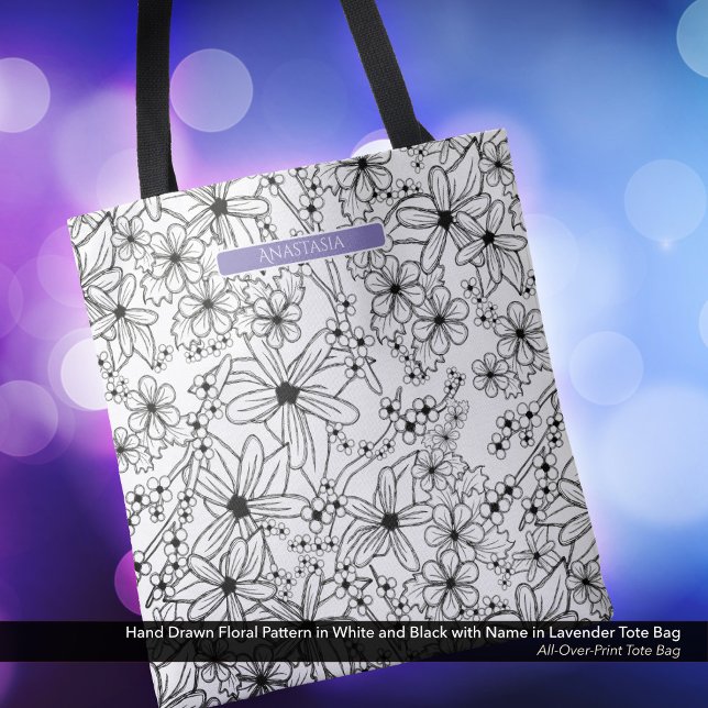 Bolso De Tela Nombre púrpura del patrón blanco floral dibujado a (Tote Bag: Hand Drawn Floral Pattern in Black White, Personalized with Name in Lavender/Purple.)