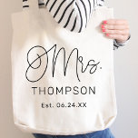 Bolso De Tela Novedad de la boda personalizada con escritura mod<br><div class="desc">El guión moderno y casual de la caligrafía negra de moda "Mrs.",  boda de mujer en la bolsa,  incluye texto personalizado que puede ser personalizado con el nuevo apellido de la novia y fecha de boda establecida. Perfecto accesorio para la luna de miel y más allá!</div>