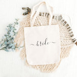 Bolso De Tela Novia Blanco Negro escritura moderna boda<br><div class="desc">Bolso tote de novia moderna con texto simple "novia" en hermosa tipografía de escritura impresa en la parte frontal. Bolsas lindas y simples en una elegante escritura negra. Hace un regalo excelente para la ducha de novia,  la fiesta de despedida de soltera o la boda para la futura Sra.</div>