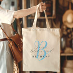 Bolso De Tela Novia Monogramada Prima Aqua Blue<br><div class="desc">Bolso de la dama de honor con título, nombre y monograma inicial. Bolsas de regalo para novias simples y elegantes. Incluya su nombre, título y nombre inicial grande. El texto está en tonos grises con el título "Junior Bridesmaid", "Bridesmaid", "Maid / Matron of Honor" en escritura. Su nombre está impreso...</div>