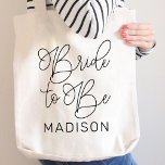 Bolso De Tela Novia para ser negro, moderno guión, boda personal<br><div class="desc">El guión moderno y casual de caligrafía negra de moda "Novia a Ser" boda de novias de las mujeres en la bolsa de tote presenta texto personalizado que se puede personalizar con el nombre de la novia. ¡Un accesorio perfecto para la fiesta de la soltera y el fin de semana...</div>