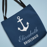Bolso De Tela Noviaria de matrimonio Nautical Anchor<br><div class="desc">El bolso de tocador de boda personalizado incluye un ancla de bote con texto personalizado que se puede personalizar con el nombre y el rol de la persona en su fiesta nupcial. En la parte posterior aparece un patrón de anclas rojas, azul de la nube, gris y blanco. El color...</div>