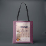 Bolso De Tela Noviaria Rustic Milk puede casar en el campo<br><div class="desc">Bolsa de tés de la dama de honor personalizada con un tema rústico de campo. Una vieja lata de leche oxidada con una flor naranja bonito a su lado. El trigo y las amapolas rojas descoloridas se colocan en el fondo contra un panel de madera tenue. También personaliza con los...</div>