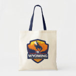 Bolso De Tela Orgullo del Estado | Wyoming<br><div class="desc">Anderson Design Group es una firma de diseño y ilustracion galardonada en Nashville,  Tennessee. El fundador Joel Anderson dirige un equipo de artistas talentosos para crear arte poster original que se parece a las estampas publicitarias tradicionales de los años 20 a los 60.</div>