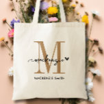 Bolso De Tela Oro Negro Monograma Inicial Nombre Script Corazón<br><div class="desc">Presentamos la bolsa tote con monograma inicial y nombre en escritura con corazón Black Gold, un accesorio chic y elegante perfecto para bodas, damas de honor, madrina de honor o incluso la novia misma. Esta elegante tote cuenta con un impresionante esquema de color negro y dorado que añade un toque...</div>