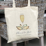 Bolso De Tela Ostra de color de agua y favoritismo por la perla<br><div class="desc">¿Planea una cena con temática de marisco o un ensayo de ostras, una fiesta de compromiso o un boda? Nuestras bolsas de moda costera favorecen a las tetas con ilustraciones de ostra crema y acuarela suave y perlas alrededor de una flauta de champán, con dos líneas de texto personalizado en...</div>