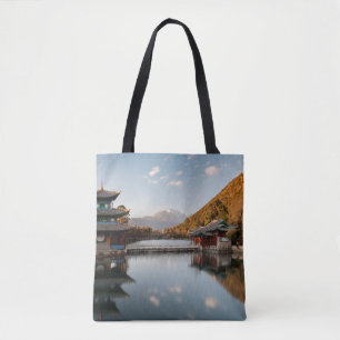 BOLSO DE TELA PAGODA MARRÓN Y VERDE EN CUERPO DE AGUA CERCA DE M