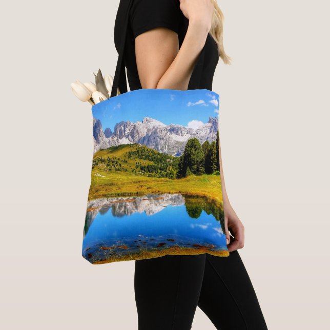 Bolso De Tela Paisaje verde con estanques y montañas nevadas (Detalle)