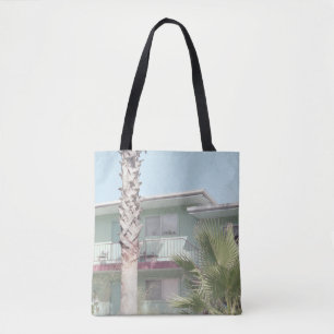 BOLSO DE TELA PALM TREE CERCA DE LA CASA DE CONCRETOS BLANCOS