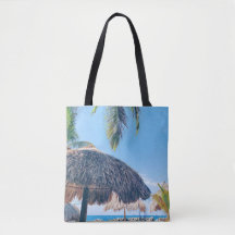 Palmeras, palapa y cielo azul en la playa de Curac