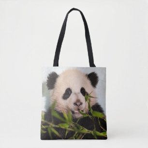 Bolso De Tela Panda gigante que se inclina contra la pared