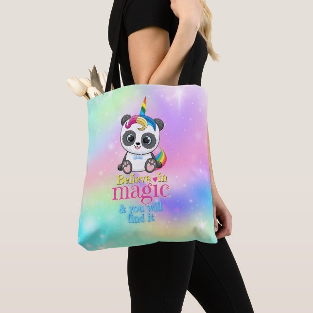 Bolso De Tela Panda mágico unicornio sobre fondo arco iris (Detalle)
