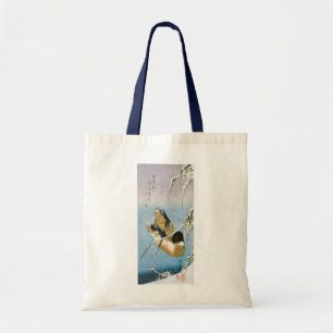 Bolso De Tela Pato salvaje nadando entre juncos cargados de niev
