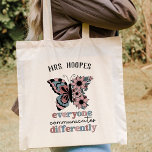 Bolso De Tela Patólogo mariposa de lenguaje de voz personalizado<br><div class="desc">Si buscas un regalo único y personalizado para tu profesor de educación especial o un patólogo de la lengua de habla, ¡esta bolsa de té es perfecta! Incluye la frase "Todos se comunican de manera diferente" y se puede personalizar con el nombre de un profesor o el nombre de una...</div>