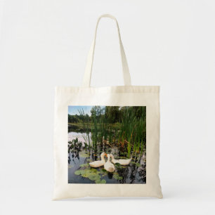 Bolso De Tela Patos blancos clásicos en un hermoso lago