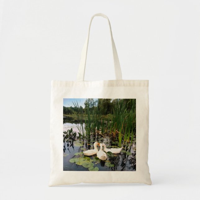 Bolso De Tela Patos blancos clásicos en un hermoso lago (Frente)