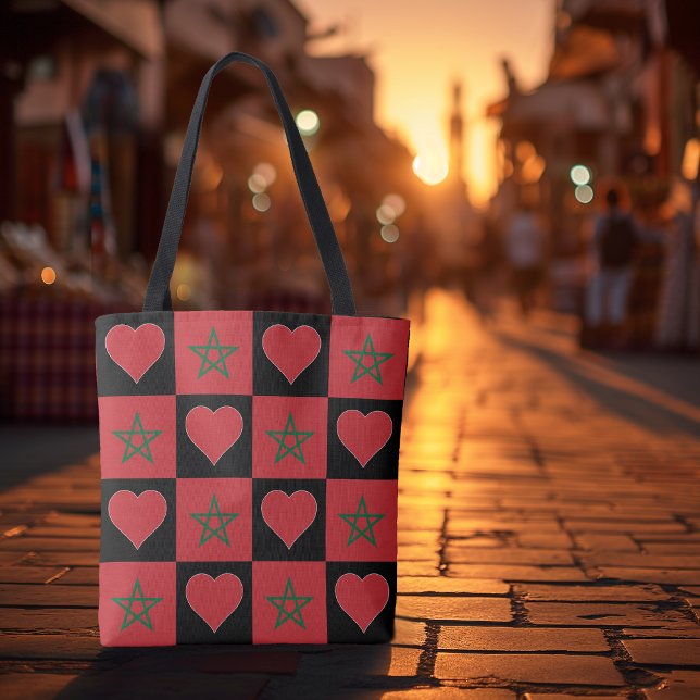 Bolso De Tela Patrón cardíaco de bandera de Marruecos patriótico (Morocco tote bag with Moroccan flag and heart pattern at a Marrakech marketplace.)