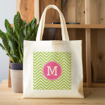 Bolso De Tela Patrón de cheurón rosa y verde con monograma<br><div class="desc">Un diseño colorido con un área para monogramas. Si necesita ajustar la ilustración o cambiar el tipo de letra,  puede hacer clic en el área personalizar. Esto le llevará a la herramienta de diseño donde puede hacer muchos cambios.</div>