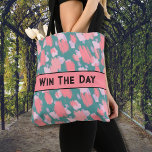 Bolso De Tela Patrón de color abstracto<br><div class="desc">Obtén un poco de motivación con esta inspiradora cita en la bolsa. "Gana el día" en la parte delantera y trasera con una fuente moderna vintage negra que tiene un poco de vibración de Gatsby. Pero también puede cambiar el texto para un rápido recordatorio o nombre diferente o algo más...</div>