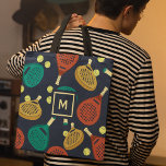 Bolso De Tela Patrón de raquetas padel con inicial<br><div class="desc">Esta bolsa de tote está lista para ser personalizada con tu elección inicial y cuenta con un patrón de raquetas de tenis de padel y pelotas en tonos de terracota,  oro,  verde azulado,  amarillo y crema con un fondo azul marino.</div>