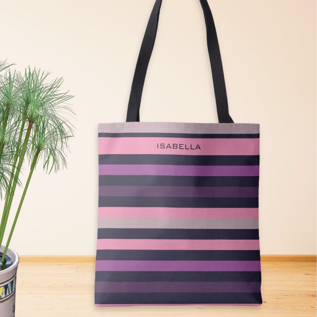 Bolso De Tela Patrón de raya morada rosada personalizada (A stylish tote bag with pink, lilac and purple striped print, personalized with a name at the top)