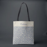 Bolso De Tela Patrón elegante de damasco azul con texto Personal<br><div class="desc">Crea un tote especial personalizado, elegante y único. Este diseño presenta un bonito patrón de damasco azul y beige con una banda rayada beige a través de la parte superior que se puede personalizar con el nombre deseado u otro texto. Es un regalo maravilloso para los amigos, la familia, las...</div>