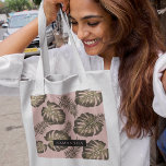 Bolso De Tela Patrón y nombre de hojas de palma rosadas y dorada<br><div class="desc">El diseño de las hojas de palma rosadas y doradas Tropical presenta un diseño vibrante y exótico inspirado en la estética tropical. Los colores predominan en los tonos rosa y dorado, creando un ambiente lujoso y de diseño. El patrón consiste en hojas de palma representadas en una variedad de tamaños...</div>