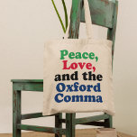 Bolso De Tela Peace Love Oxford Comma Gramática divertida<br><div class="desc">Paz,  amor y la coma de Oxford. Una hilarante bolsa de tocador con el uso adecuado de la coma de Oxford. Este gracioso chiste gramatical será un éxito con un profesor o escritor de literatura inglesa.</div>