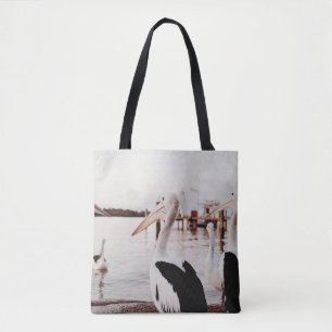 BOLSO DE TELA PELICANO BLANCO EN CUERPO DE AGUA DURANTE EL DÍA