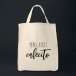Bolso De Tela Pero First Cafecito Funny Coffee Español<br><div class="desc">¡Una cita graciosa para los hispanoparlantes (y españoles) y los amantes de los cafés de todas partes! Si tienes una elección de palabras más divertida,  no dudes en cambiar el diseño para hacerlo único tuyo. Ambas líneas se pueden editar. ¡Diviértete!</div>