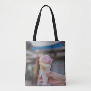 Bolso De Tela Persona sosteniendo helado de fresa