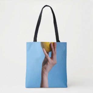 Bolso De Tela Persona sosteniendo limón