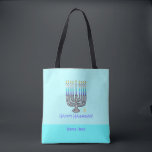 Bolso De Tela Personalizable de Menorah Feliz Hanukkah<br><div class="desc">Este caprichoso Personalizable Menorah "Happy Hanukkah" (Feliz Hanukkah) en Tote Bag (Bolsa de Tote) presenta un divertido ilustracion de una menorah cargada de velas con fondo azul claro con las palabras "¡Feliz Hanukkah!" La bolsa de tela de poliéster duradero viene en dos tamaños convenientes: medio de 16"x16" y grande de...</div>