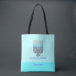 Bolso De Tela Personalizable de Menorah Feliz Hanukkah<br><div class="desc">Este caprichoso Personalizable Menorah "Happy Hanukkah" (Feliz Hanukkah) en Tote Bag (Bolsa de Tote) presenta un divertido ilustracion de una menorah cargada de velas con fondo azul claro con las palabras "¡Feliz Hanukkah!" La bolsa de tela de poliéster duradero viene en dos tamaños convenientes: medio de 16"x16" y grande de...</div>