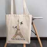 Bolso De Tela Personalizable París Viaje Moda Torre Eiffel<br><div class="desc">Personalizar esta moda minimalista vacaciones de París bolsa de té para su reunión familiar o viaje de chicas. Un dibujo artístico de la torre Eiffel con un avión volando detrás para simbolizar tu viaje en avión. Guión cursivo personalizado lindo en este regalo de keepsake.</div>