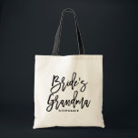 Bolso De Tela Personalización de la abuela de la novia con la ma<br><div class="desc">La abuela de la novia en la bolsa. Bolsa de tetas moderna y clásica con escritura negra con letras a mano "abuela de la novia". Personalice agregando el nombre del receptor,  la etiqueta del boda u otros detalles. Perfecto como regalo para tu fiesta nupcial o nupcial.</div>