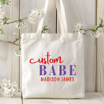 Bolso De Tela Personalizado Babe Gracioso Diciendo Nombre Person<br><div class="desc">La personalizado Babe Funny Saying Personalized Name Tote Bags presenta un diseño sencillo con el texto "babe personalizado" en la tipografía moderna de escritura de caligrafía roja y violeta y personalizado con tu nombre. Perfecto para un regalo divertido para mamá, mejores amigos, novia, para cumpleaños, Navidades, vacaciones, Día de la...</div>