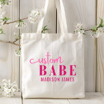 Bolso De Tela Personalizado Babe Gracioso Diciendo Nombre Person<br><div class="desc">La personalizado Babe Funny Saying Personalized Name Tote Bags presenta un diseño sencillo con el texto "babe personalizado" en la tipografía moderna de escritura de caligrafía rosa y personalizado con tu nombre. Perfecto para un regalo divertido para mamá, mejores amigos, novia, para cumpleaños, Navidades, vacaciones, Día de la Madre y...</div>