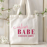 Bolso De Tela Personalizado Babe Gracioso Diciendo Nombre Person<br><div class="desc">La personalizado Babe Funny Saying Personalized Name Tote Bags presenta un diseño sencillo con el texto "babe personalizado" en la tipografía moderna de escritura de caligrafía rosa y personalizado con tu nombre. Perfecto para un regalo divertido para mamá, mejores amigos, novia, para cumpleaños, Navidades, vacaciones, Día de la Madre y...</div>