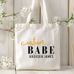 Bolso De Tela Personalizado Babe Gracioso Diciendo Nombre Person<br><div class="desc">La personalizado Babe Funny Saying Personalized Name Tote Bags presenta un diseño sencillo con el texto "babe personalizado" en la tipografía moderna de escritura de caligrafía en negro y oro y personalizado con tu nombre. Perfecto para un regalo divertido para mamá, mejores amigos, novia, para cumpleaños, Navidades, vacaciones, Día de...</div>