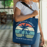 Bolso De Tela Personalizado Beach Vacation Tropical Palm Tree Na<br><div class="desc">Bonita bolsa de tote familiar de vacaciones de verano con hermosas palmeras frente a la puesta de sol del océano y el cielo azul. Personalizar para una escapada de la isla o un viaje tropical a orillas del mar. Hermosa bolsa personalizada azul marino.</div>