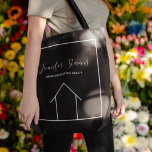 Bolso De Tela Personalizado de la empresa inmobiliaria Realtor m<br><div class="desc">Esta bolsa moderna de inmobiliario es la manera perfecta de comercializar a los clientes. Rellene la información de compra de su nueva casa de clientes en esta moda, tote personalizado y personalizar con su nombre y compañía inmobiliaria. Estas minimalistas bolsas negras presentan un sencillo dibujo de línea blanca de una...</div>
