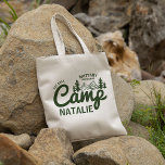 Bolso De Tela Personalizado del partido Bachelorette de Camp Bac<br><div class="desc">Embarque en su aventura montañosa con nuestra Bolsa Tote Bag - un accesorio elegante y práctico que complementa la belleza de la naturaleza. Esta bolsa de tote de soltera de campo verde personalizado forestal es más que una bolsa; es un símbolo personalizado del último camino antes del velo, que añade...</div>